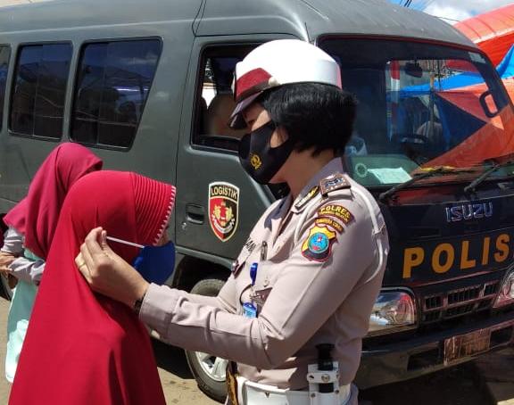 Polwan Polres Tapanuli Selatan Bagikan Masker di Pasar Tradisional