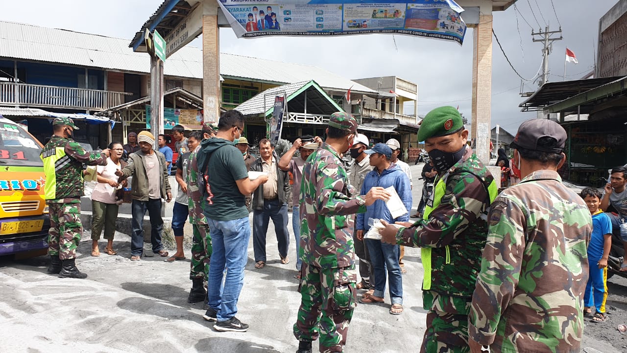 BPBD Karo Bagikan Masker dan Bersihkan Abu Vulkanik