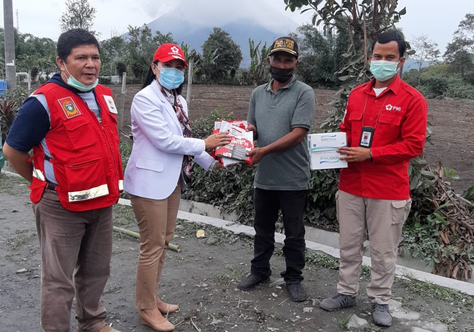 Pasca Erupsi Gunung Sinabung PMI Sumut Bagikan Masker 