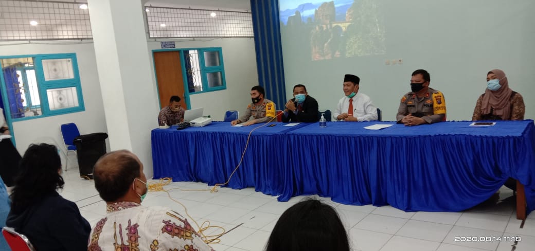 Bupati Karo Terkelin Brahmana SH MH (Baju putih) Dirut RSUD dr Arjuna Wijaya, Waka Polres Kompol Hasian Panggabean, Kabag Ops Dearma Munthe ketika melakukan Mediasi