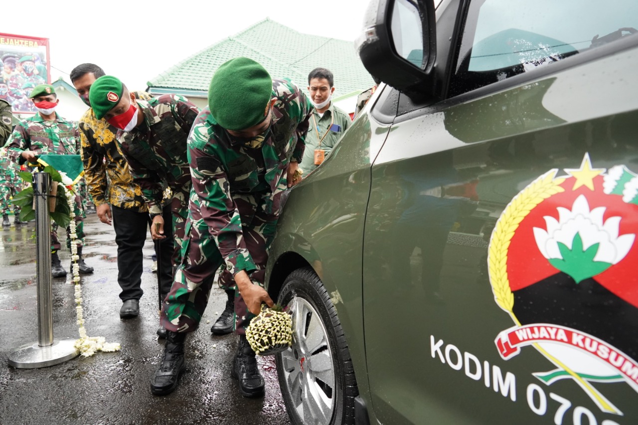 Danrem 071/Wijayakusuma Lounching Mobil Ambulance Bantuan Pertamina Cilacap