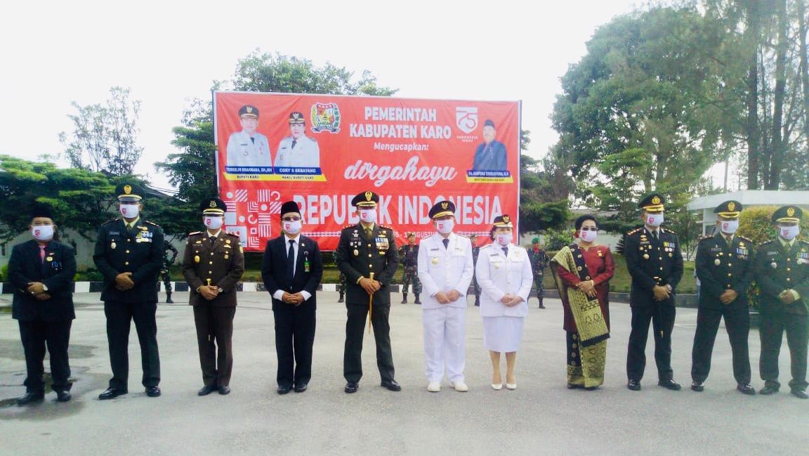 Forkopimda Foto bareng setelah melaksanakan Upacara Bendera merah putih di Halaman parkiran Kantor Bupati Karo