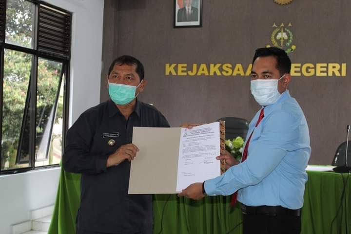 Kejari Karo Serahkan Uang Tuntutan Ganti Rugi ke Kas Daerah