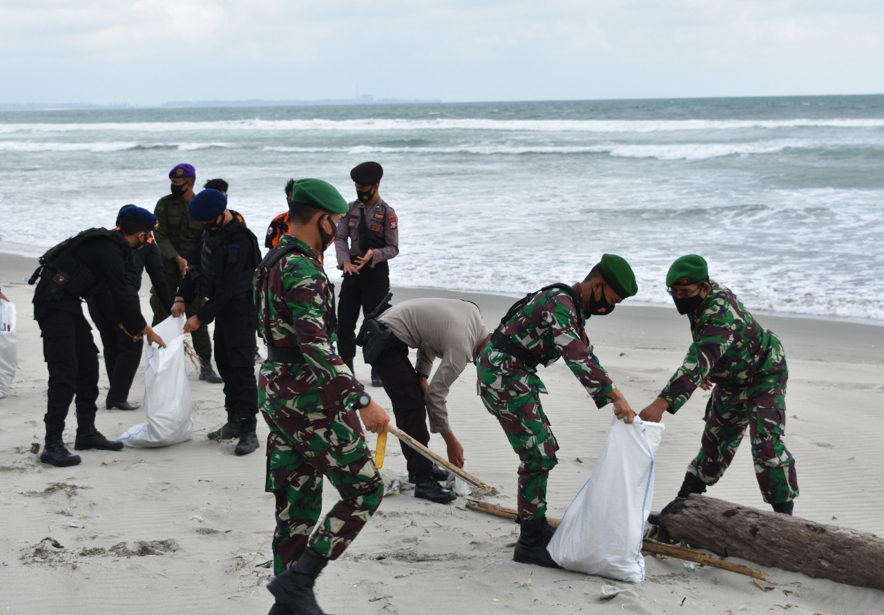 HUT TNI Korem 041/Gamas Bersih-bersih Pantai dan Bagikan Masker