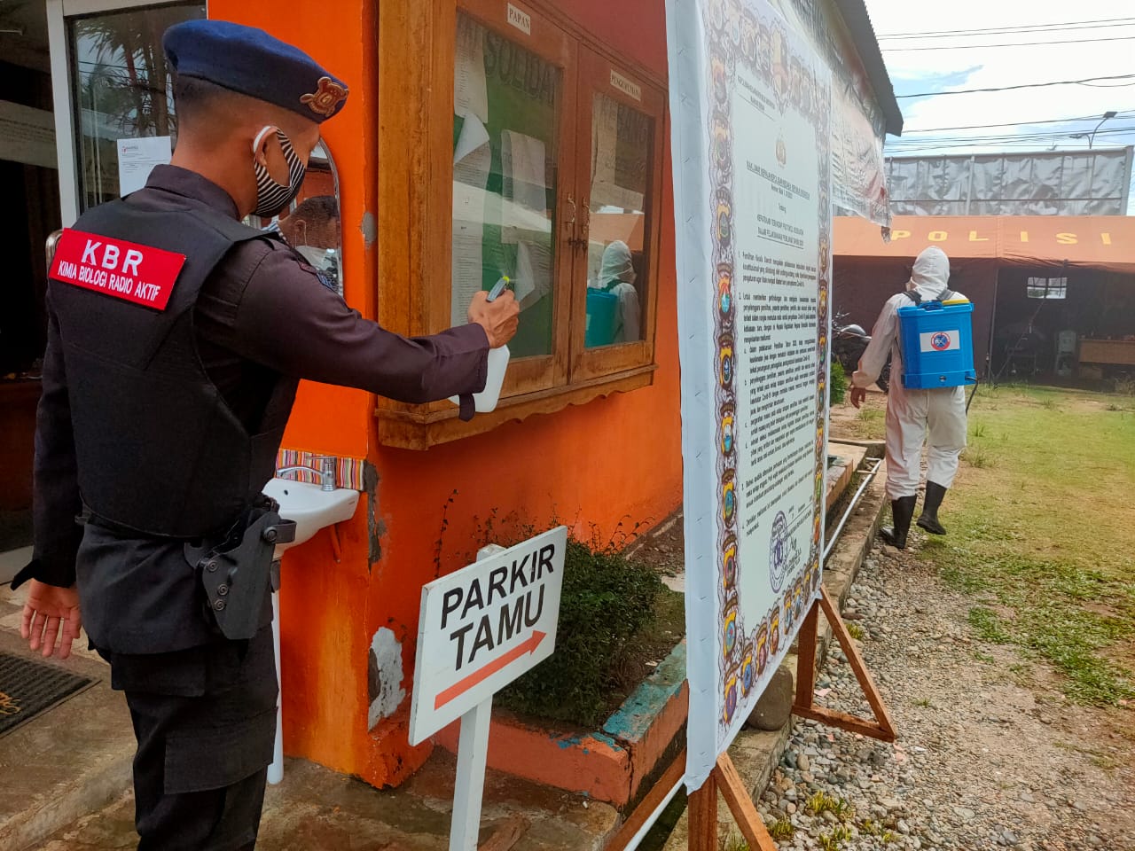 Cegah Covid-19, Unit KBR Satbrimobda Polda Bengkulu Semprot Disinfektan di Kantor Bawaslu