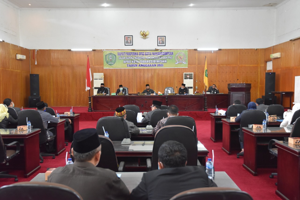 Walikota Padangsidimpuan Irsan Efendi Nasution hadir dalam sidang paripurna dalam penyampaian KUA PPAS
