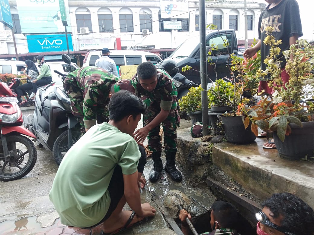 Antisipasi Banjir Lokal Koramil 13/Panyabungan Laksanakan Kegiatan Karya Bakti