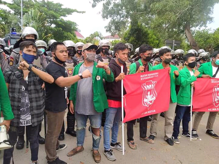 Buruh dan Mahasiswa Batam Gelar Aksi Demo di Depan Gedung DPRD