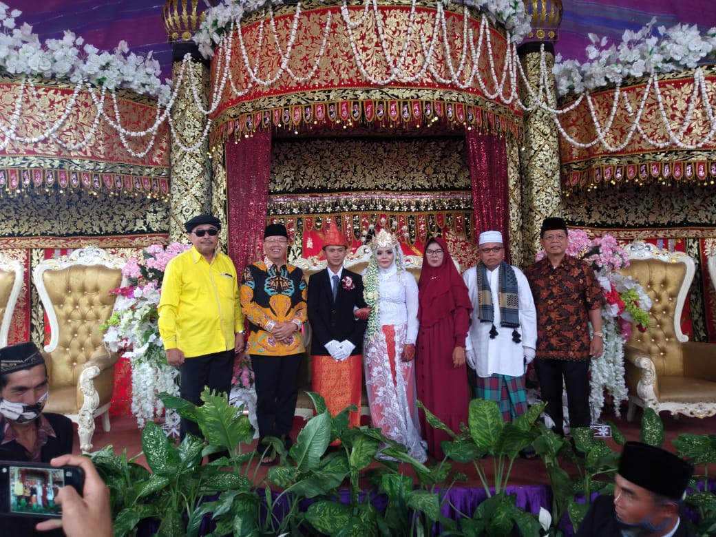 Hadiri Dua Acara Pernikahan Rohidin Larut Dalam Suasana Kekeluargaan Bersama Masyarakat