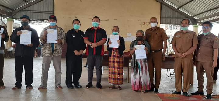 Anggota DPR RI dan Bupati Karo Serahkan BSPS TA 2020