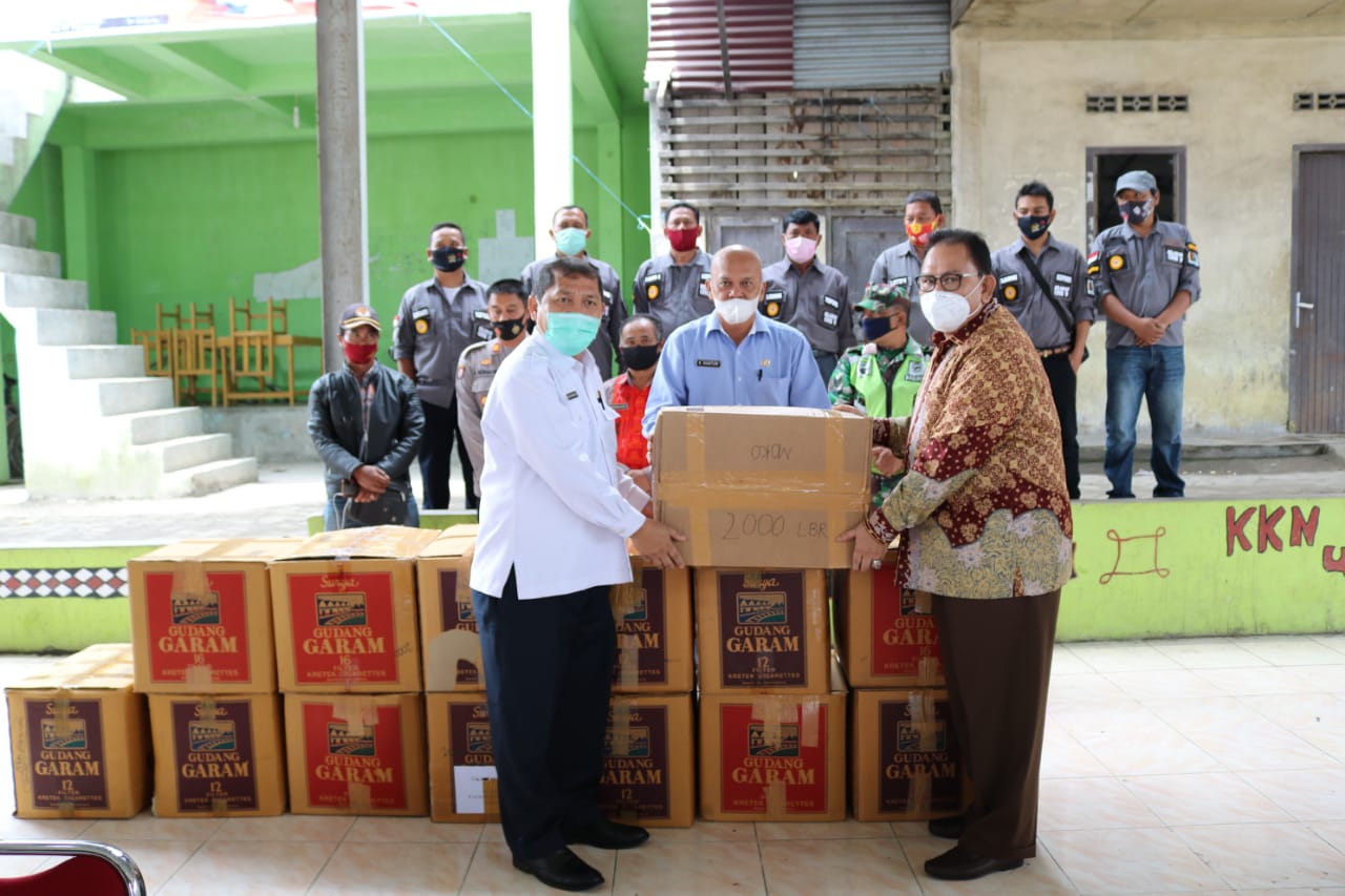 Bupati Karo Dampingi Ketua DPRD SU Serahkan Bantuan Masker