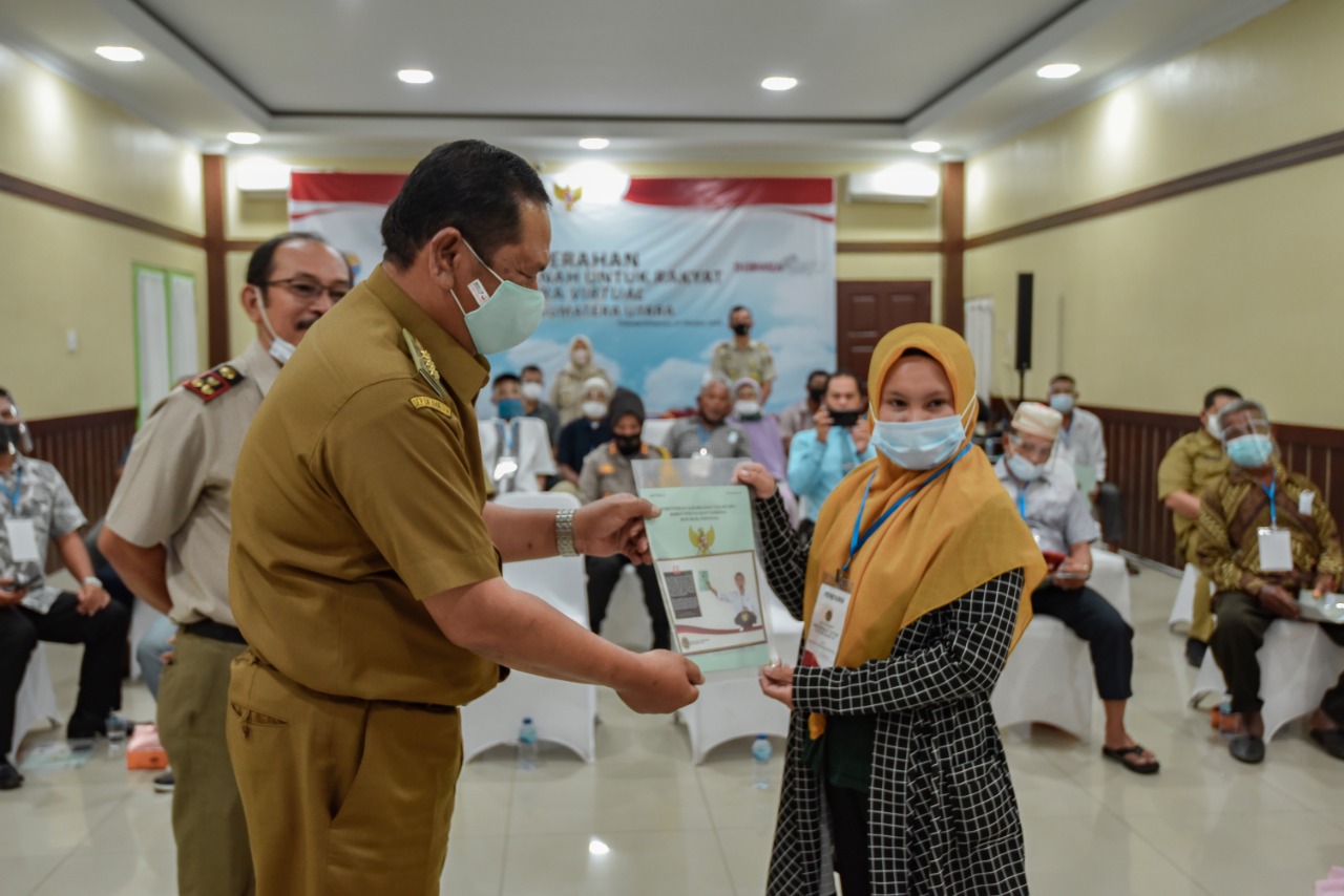 Walikota Padangsidimpuan Hadiri Penyerahan Sertifikat Tanah