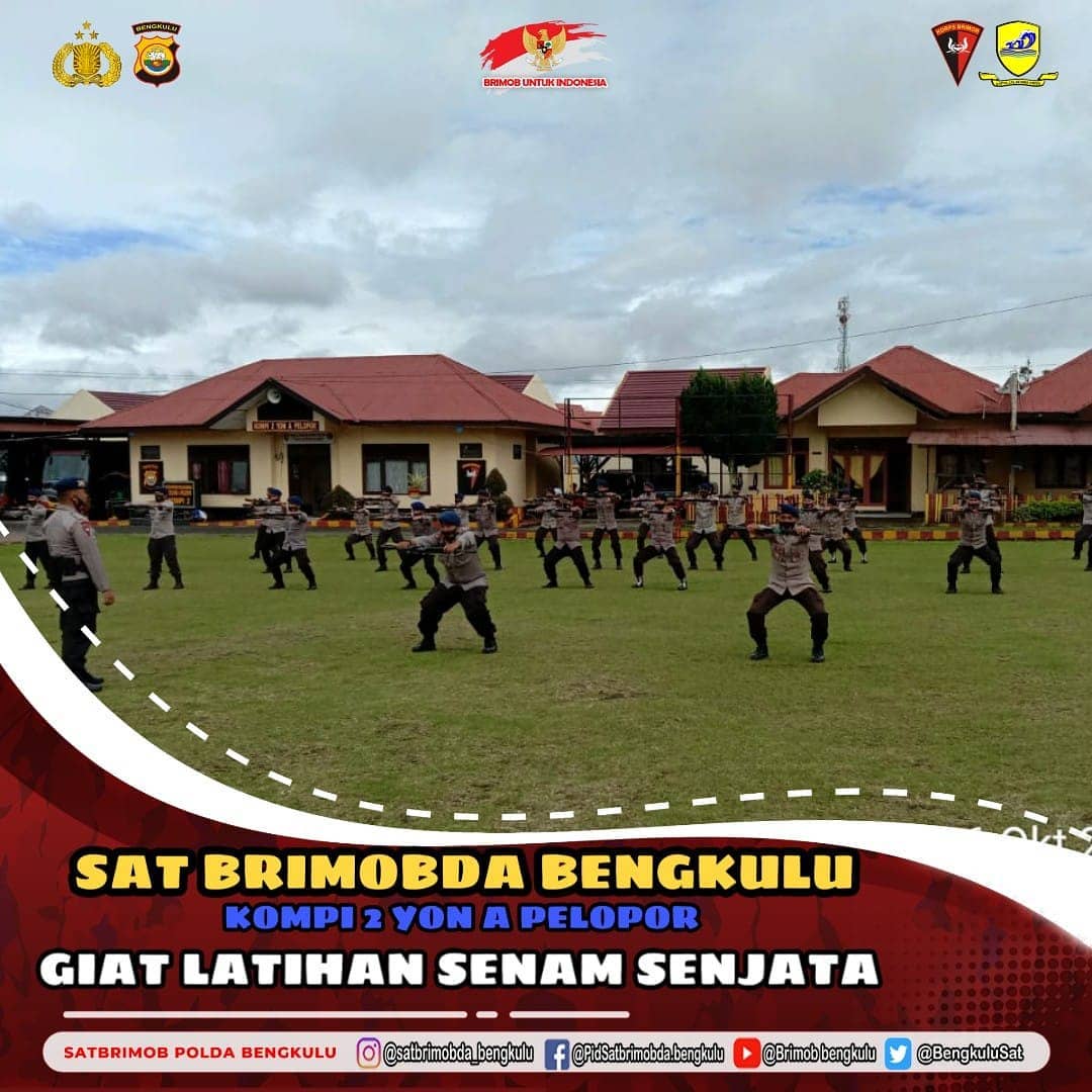 Dalam rangka menjaga daya tahan tubuh selama masa pandemi Covid-19, Satuan Brimob Polda Bengkulu Personil Batalyon A Pelopor kemarin Selasa (6/10/20) melaksanakan kegiatan Senam Senjata