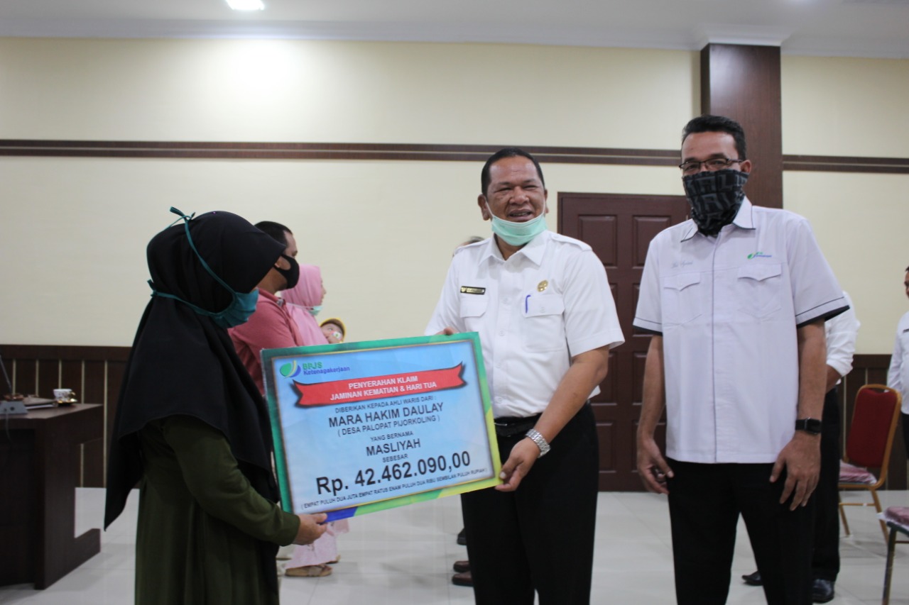 Walikota Irsan Efendi Nasution bersama Kepala Cabang BPJS Ketenagakerjaan Padangsidimpuan Muhammad Syahrul serahkan santunan klaim jaminan kematian dan hari tua kepada peserta