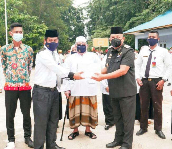 Edukasikan Penerapan Protokol Kesehatan Pemko Batam Bagikan Masker dan Sanitizer