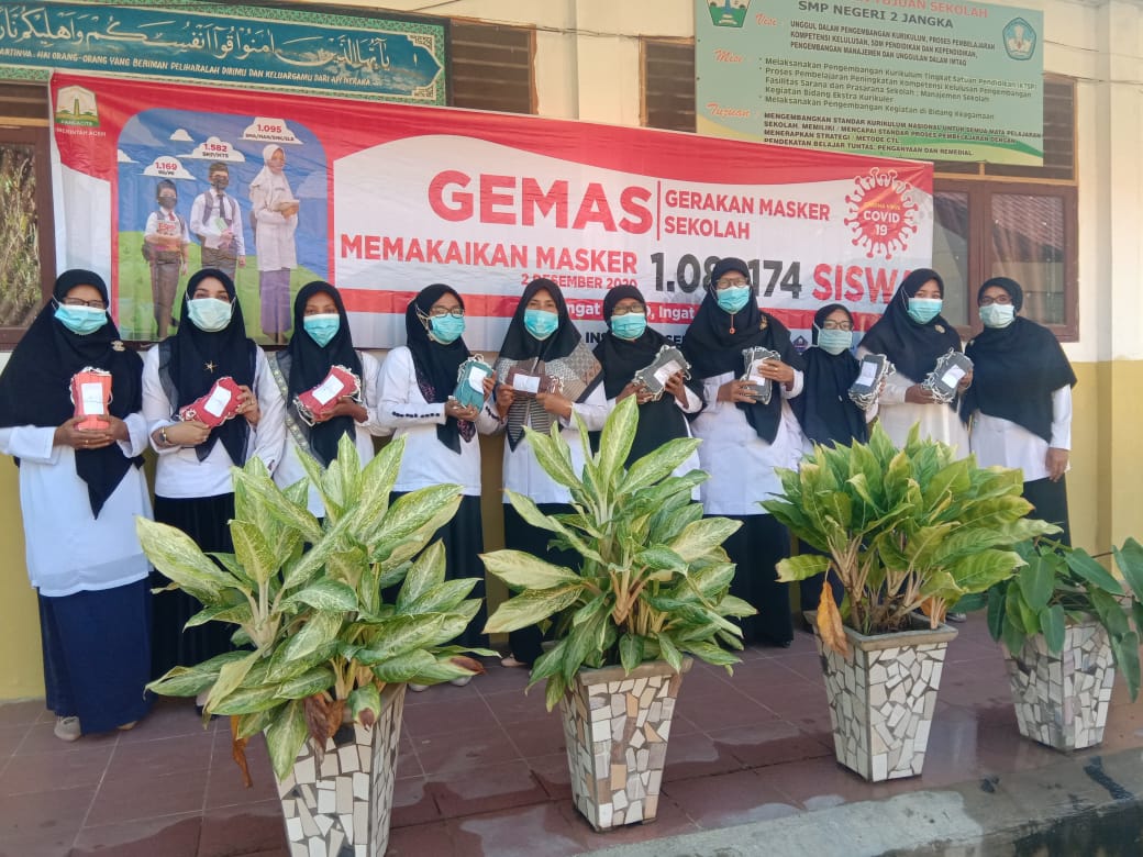 Kepala SMPN 2 Jangka Bireuen Bagikan 224 Masker