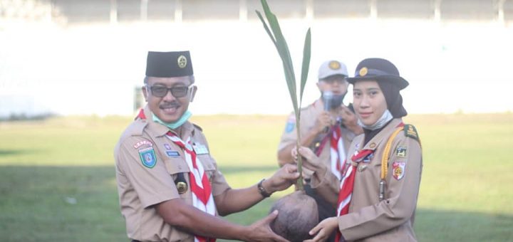 Sekda Kota Batam Bersama Pramuka Tanam Pohon Kelapa