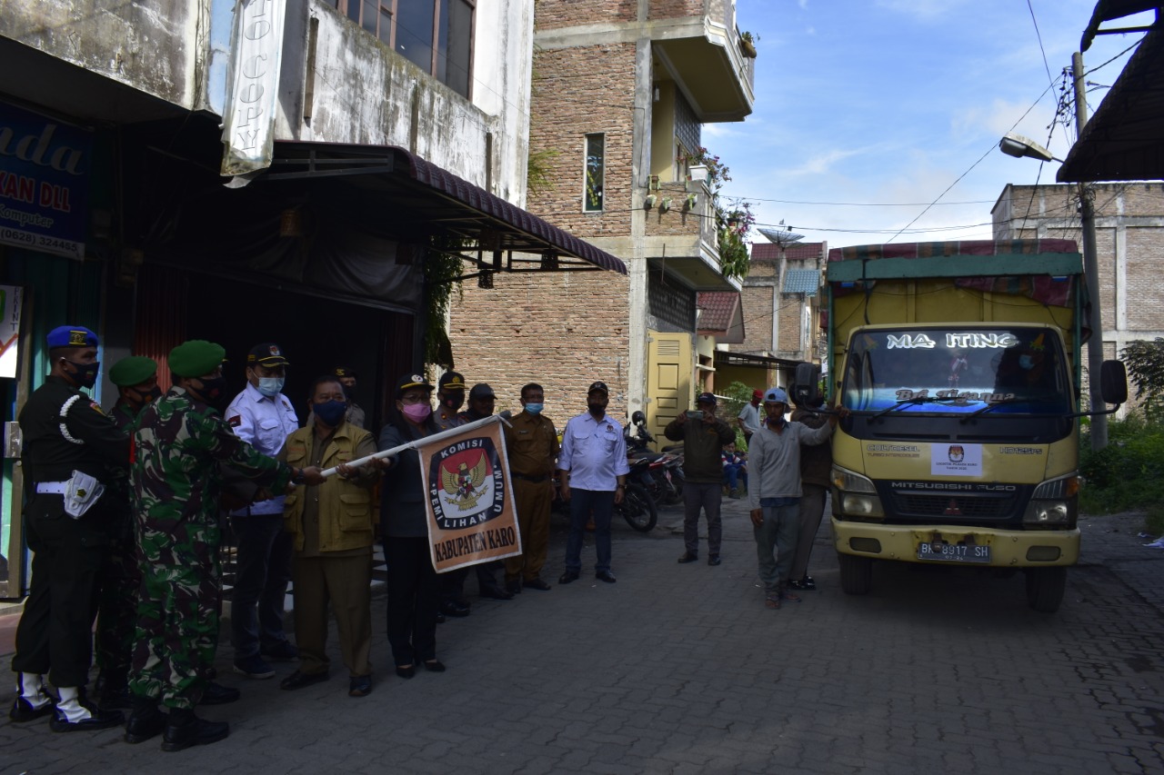 Sekda Karo Lepas Kotak Suara dan Alat Kelengkapan Secara Simbolis