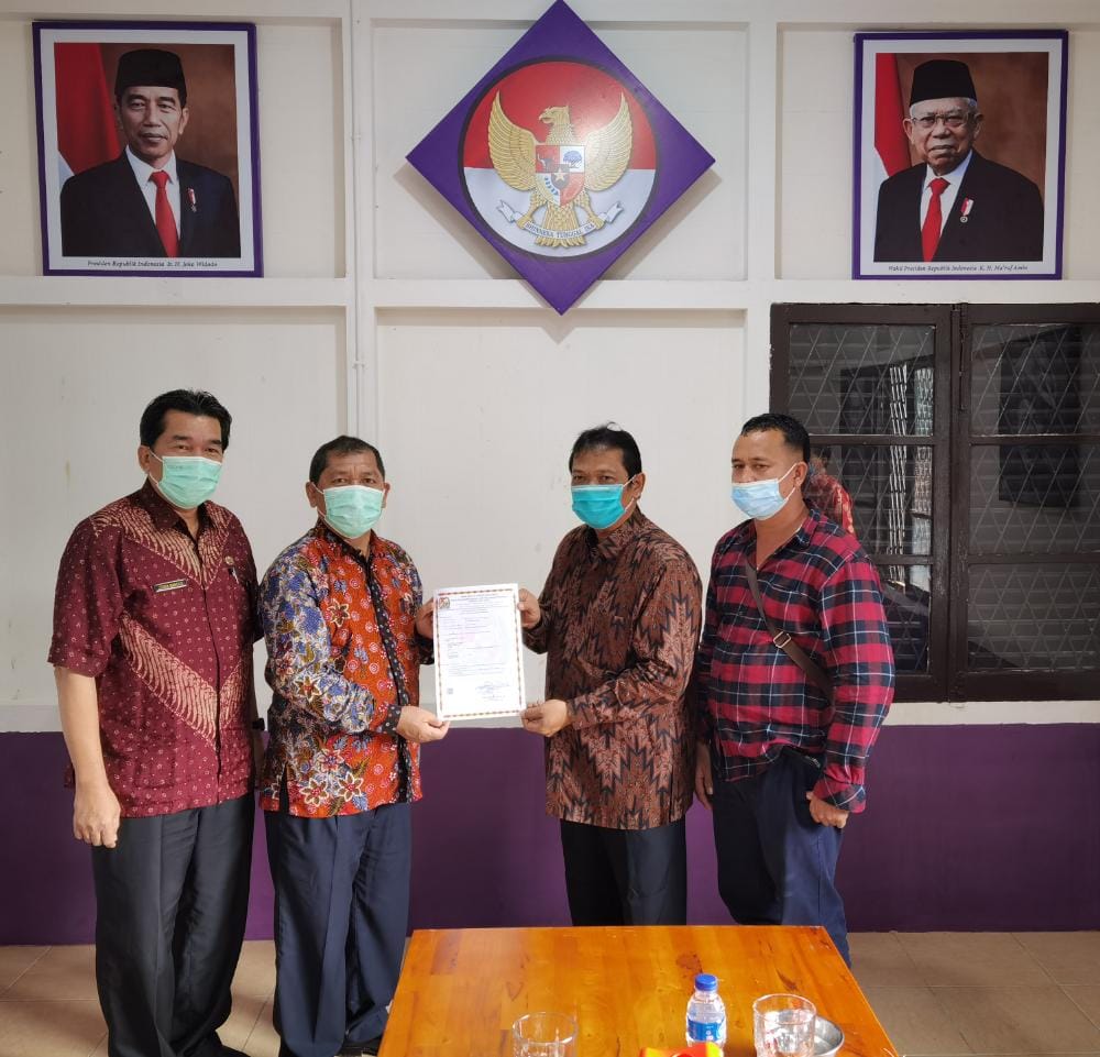 Bupati Karo Serahkan TDUP RM Ayam Penyet Cinderalas