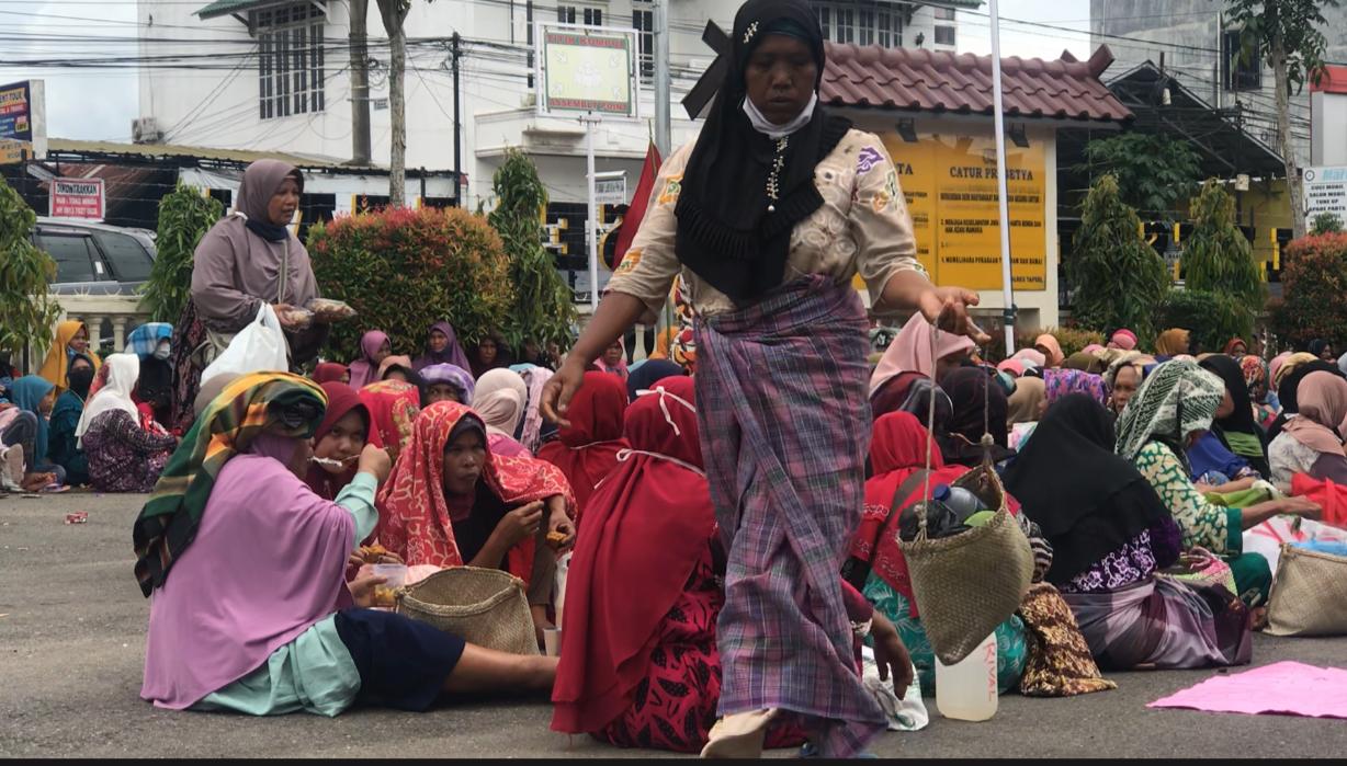 Tuntut Galian C Ditutup Ratusan Warga Paluta Demo Mapolres Tapsel