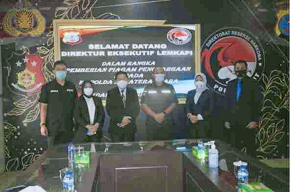 Kapolda Sumut Terima Piagam Trust Award dari LEMKAPI 