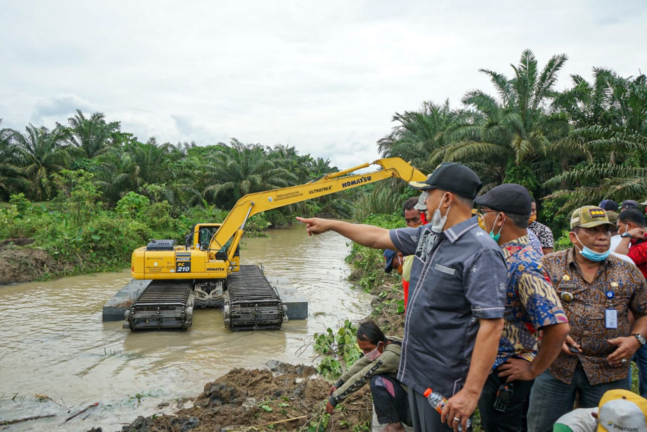 Bupati Batu Bara Tinjau Pengerjaan Normalisasi Sungai Serba Jadi