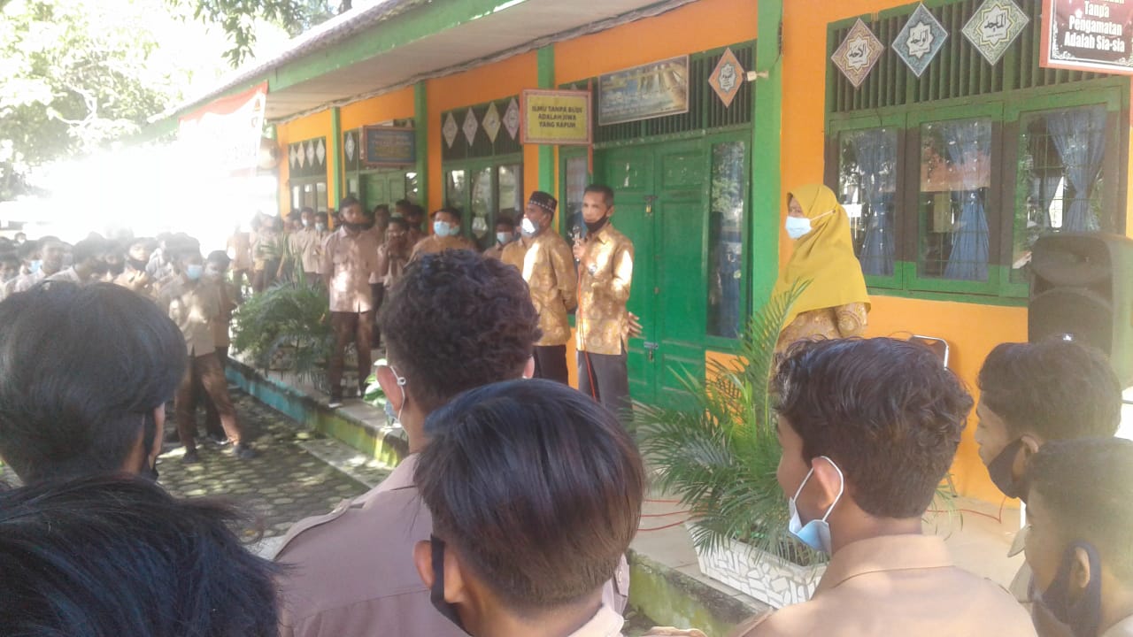 Kepala SMAN 1 Peusangan Terapkan Program Kebersihan Lingkungan Bereh