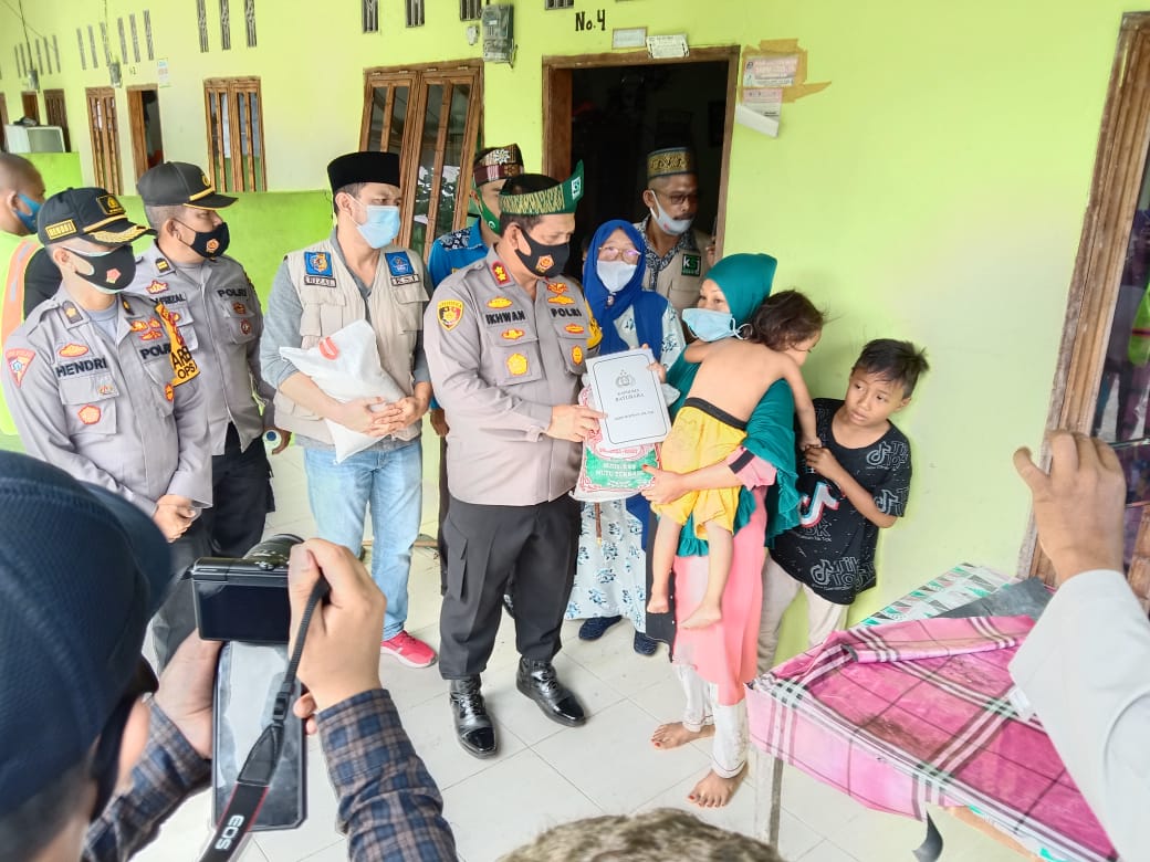 Kapolres dan KSJ Bagikan Sembako di Desa Lalang