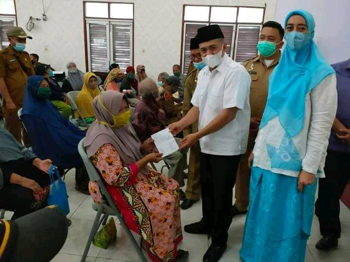 Bupati Batu Bara Bantuan Sosial Kepada Lansia 