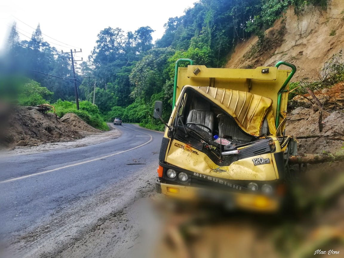 Longsor Jalur Medan-Berastagi Timpa 2 Truk Satu Orang Meninggal Dunia 