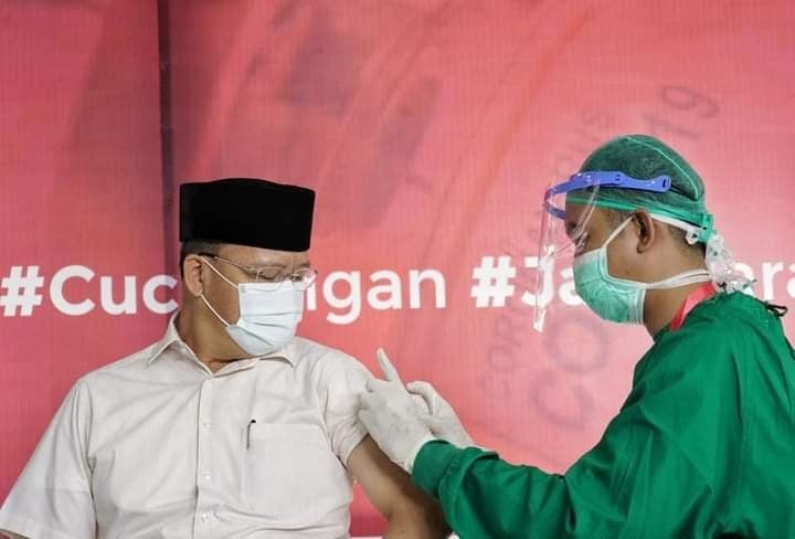 Disuntik Vaksin Pertama Gubernur Rohidin Ingatkan Masyarakat Pentingnya Disiplin Prokes Covid-19
