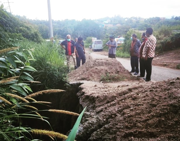 Diguyur Hujan Lebat Bupati Karo Tinjau Jalan Longsor