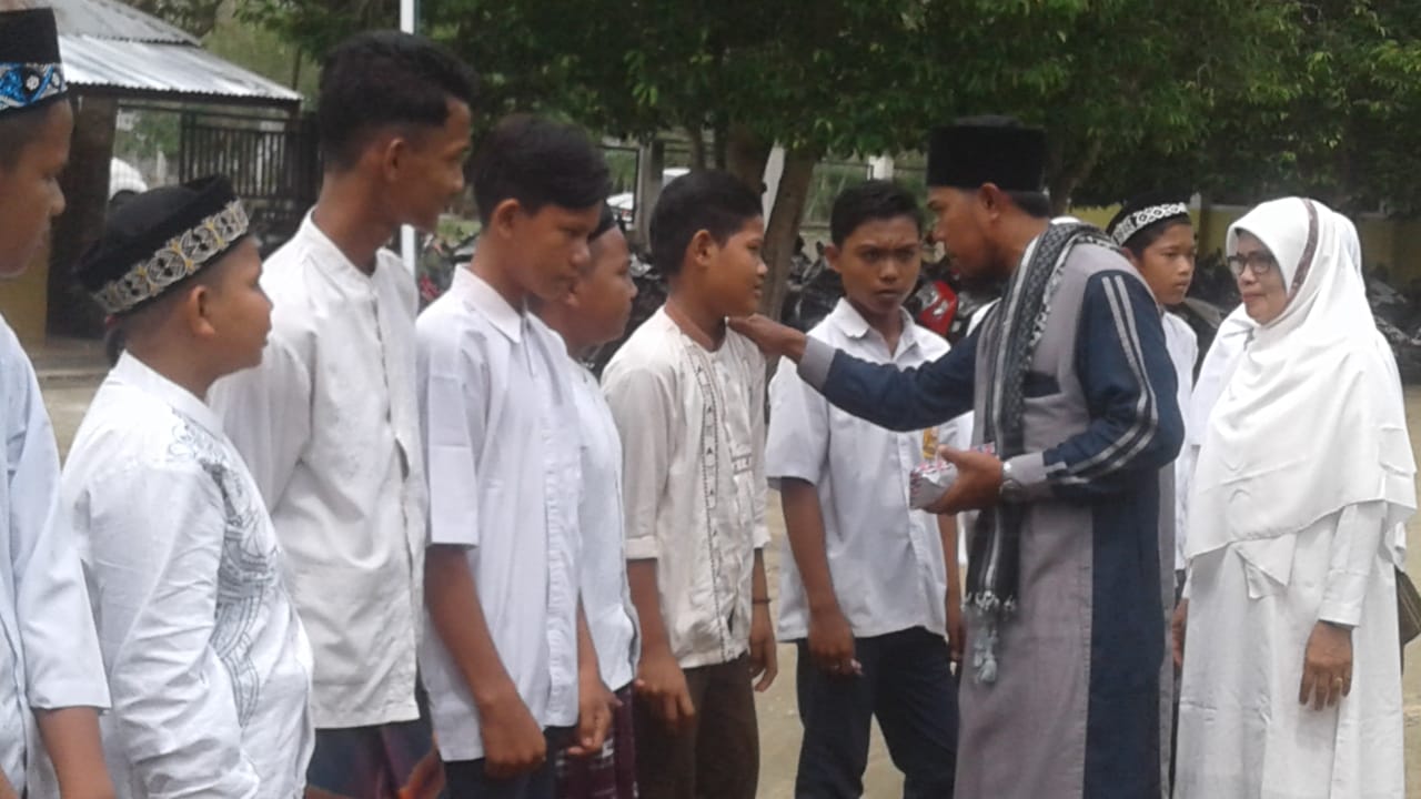 Peringati Maulid Nabi Muhammad SAW SMPN 2 Jangka Bireuen Santuni Anak Yatim