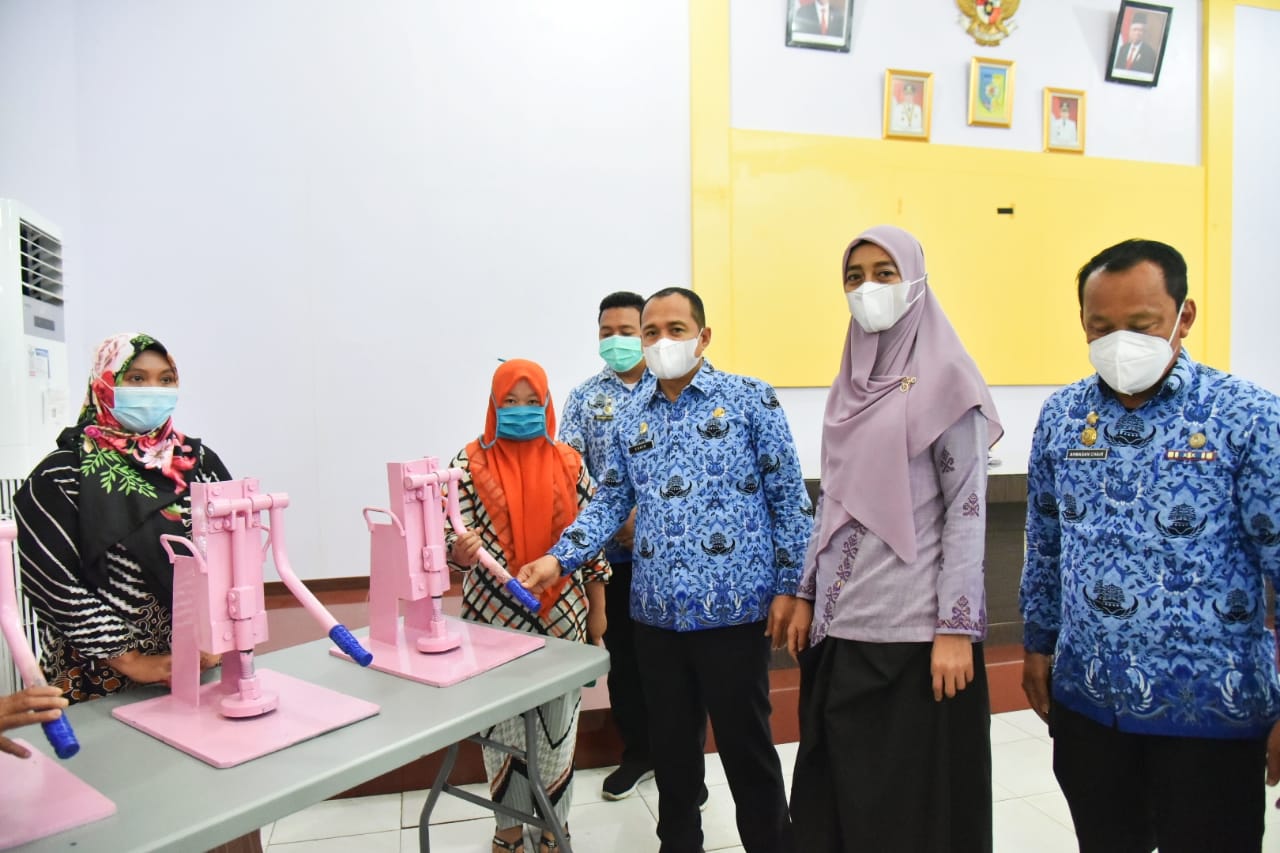Dorong Pelaku UMKM Bupati Batu Bara Berikan Alat Produksi