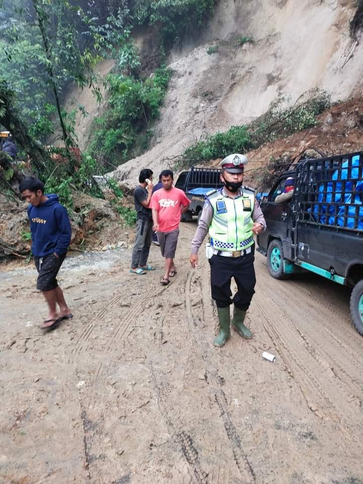 Bupati Karo Tekankan Pentingnya Gerak Cepat Atasi Longsor Jalan Medan-Berastagi