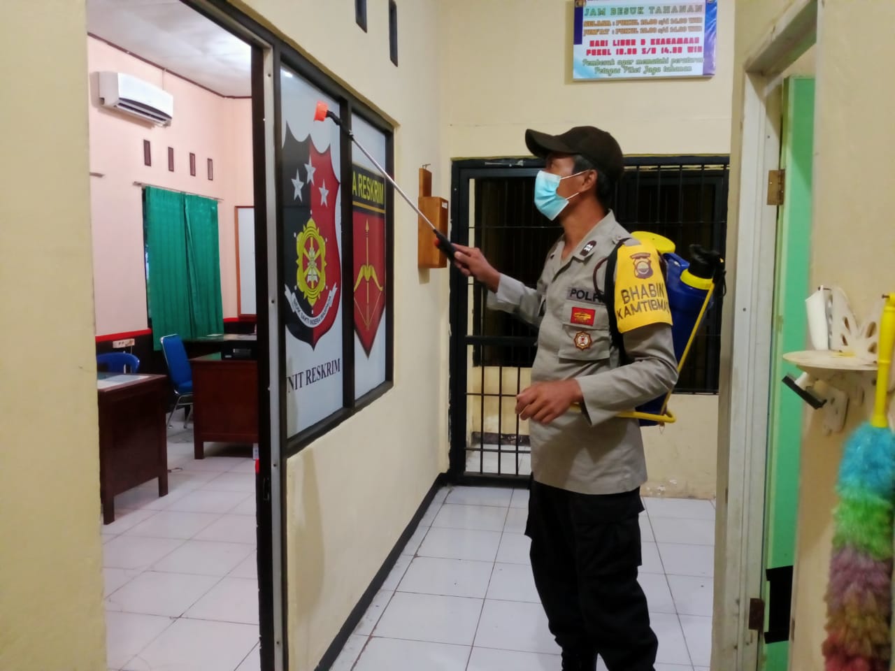 Cegah Covid-19 Polsek Kampung Melayu Rutin Lakukan Disinfeksi dan Terapkan Prokes