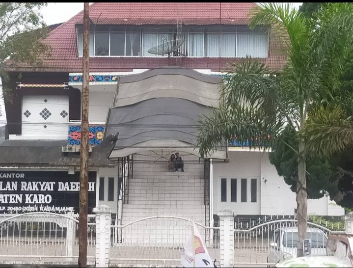 Miris! Dua Sijoli Memadu Kasih di Kantor DPRD Karo yang Tengah Sepi