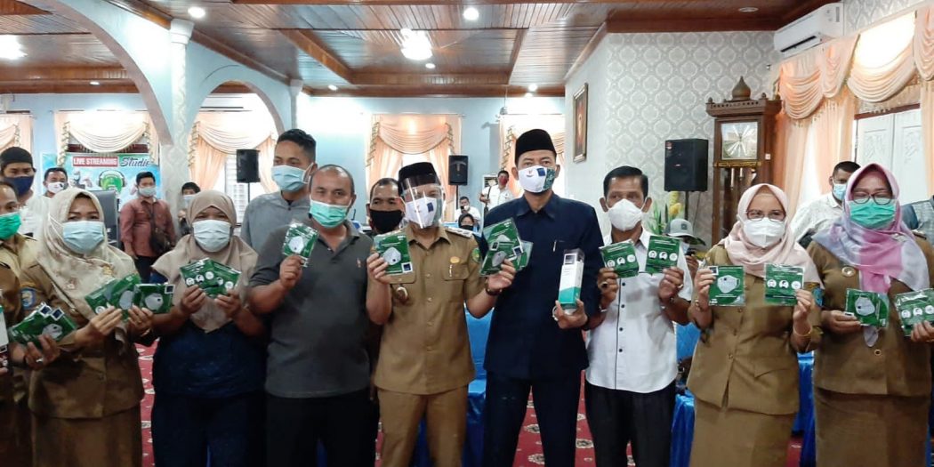Pemkot Bengkulu Bagikan Alat Penanggulang Covid Untuk Pedagang