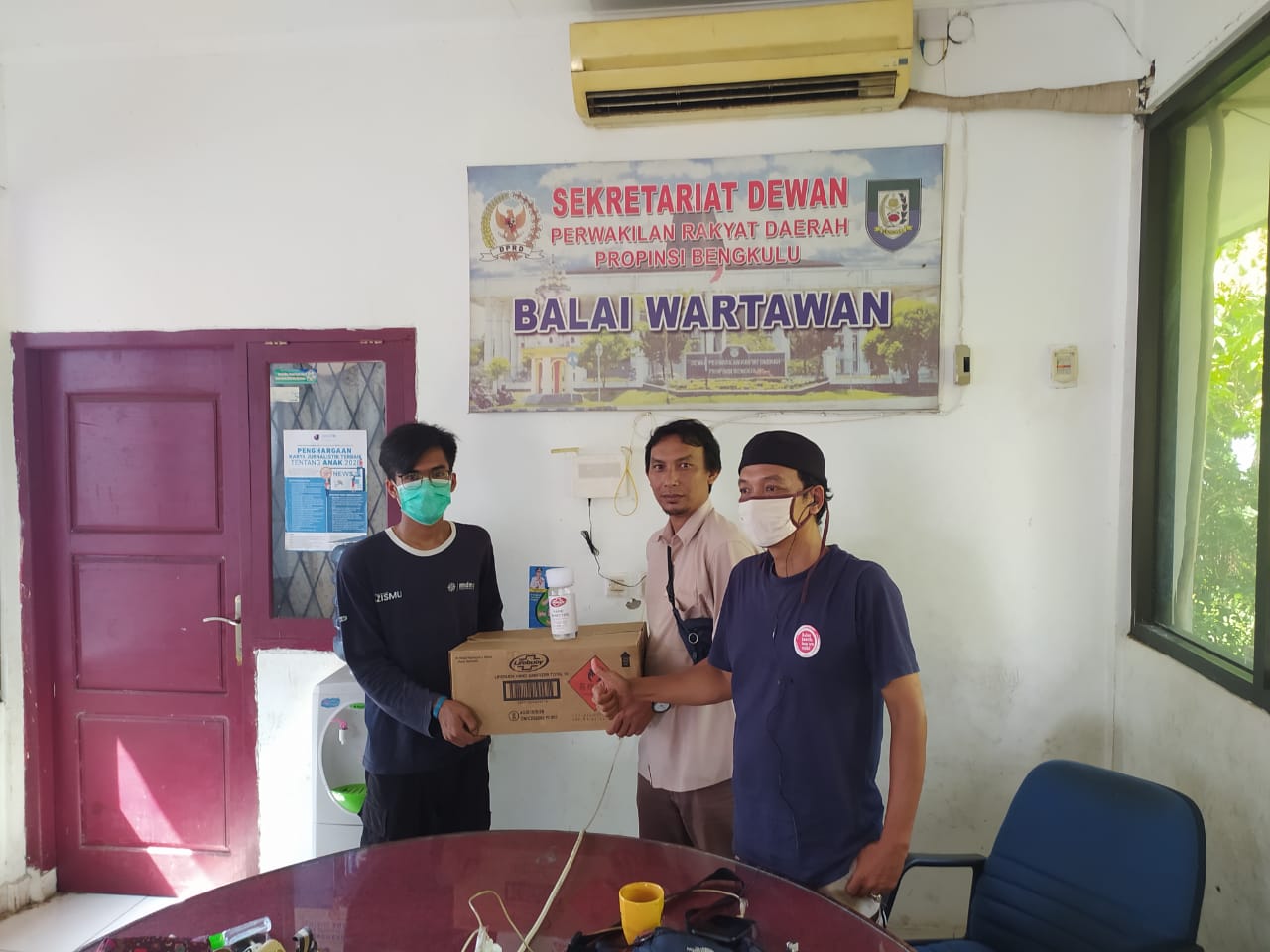 MCCC Serahkan Bantuan Handsanitizer untuk Balai Wartawan Bengkulu