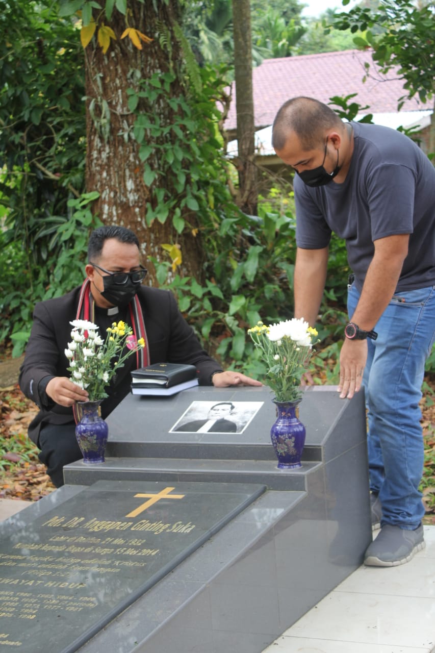 Pdt Masada Sinukaban Tabur Bunga di Makam Eks Ketua Moderaman GBKP