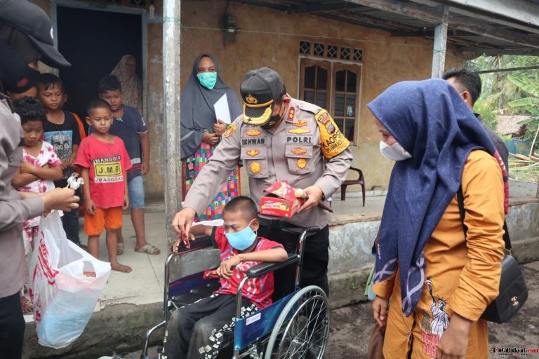 Kapolres Batu Bara Berikan Kursi Roda Kepada Ikhram Penyandang Disabilitas