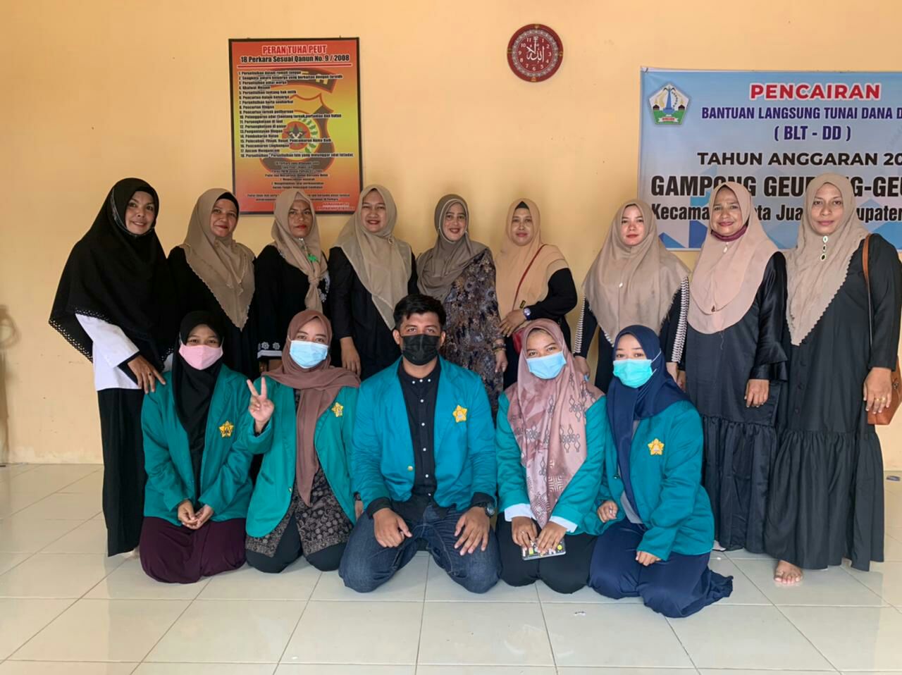 Kelompok PKK Desa Geudong-geudong Lepas Keberangkatan Mahasiswa Unsyiah Banda Aceh