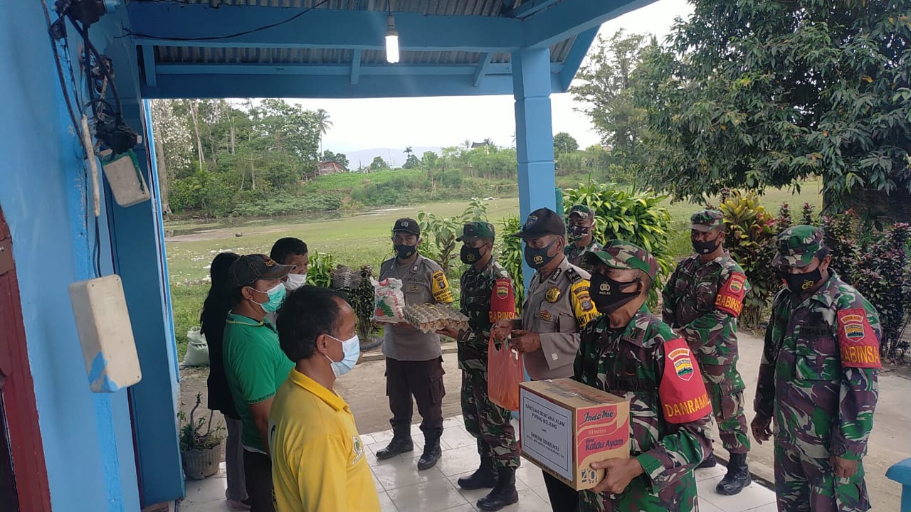 Kapolres Dairi Bersama Danramil 04 Tigalingga Berikan Bantuan Kepada Masyarakat