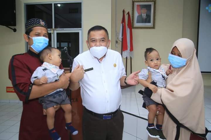 Plh Bupati Labuhanbatu Jemput Bayi Kembar Di RSUP Adam Malik