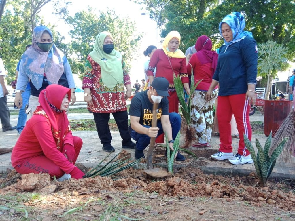 Gotong Royong di Kampung Melayu Wawali Ajak Masyarakat Serius Kota Bersih