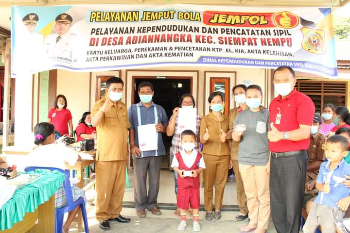 Dukcapil Dairi Lakukan Pelayanan JEMPOL untuk Desa Adian Nangka 
