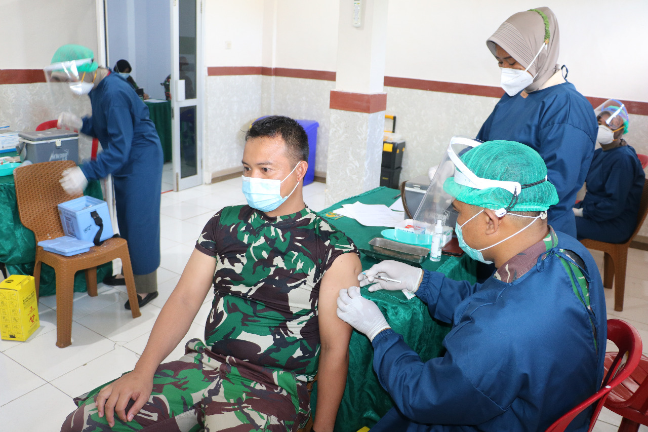 Personil Bintara dan Tamtama Korem 041/Gamas Terima Vaksinasi Covid-19