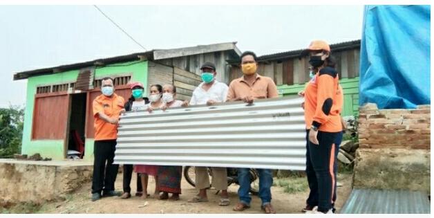 Pemkab Dairi Serahkan Bantuan Stimulan Kepada Warga Di 2 Kecamatan