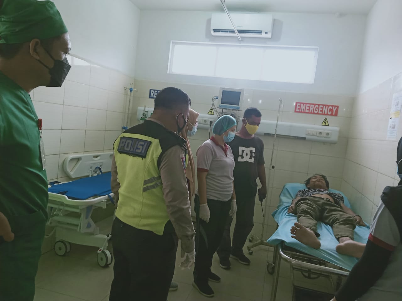 Ditemukan Tidak Sadarkan Diri di Jalan Seorang Pria Dievakuasi Ke RS Bhayangkara