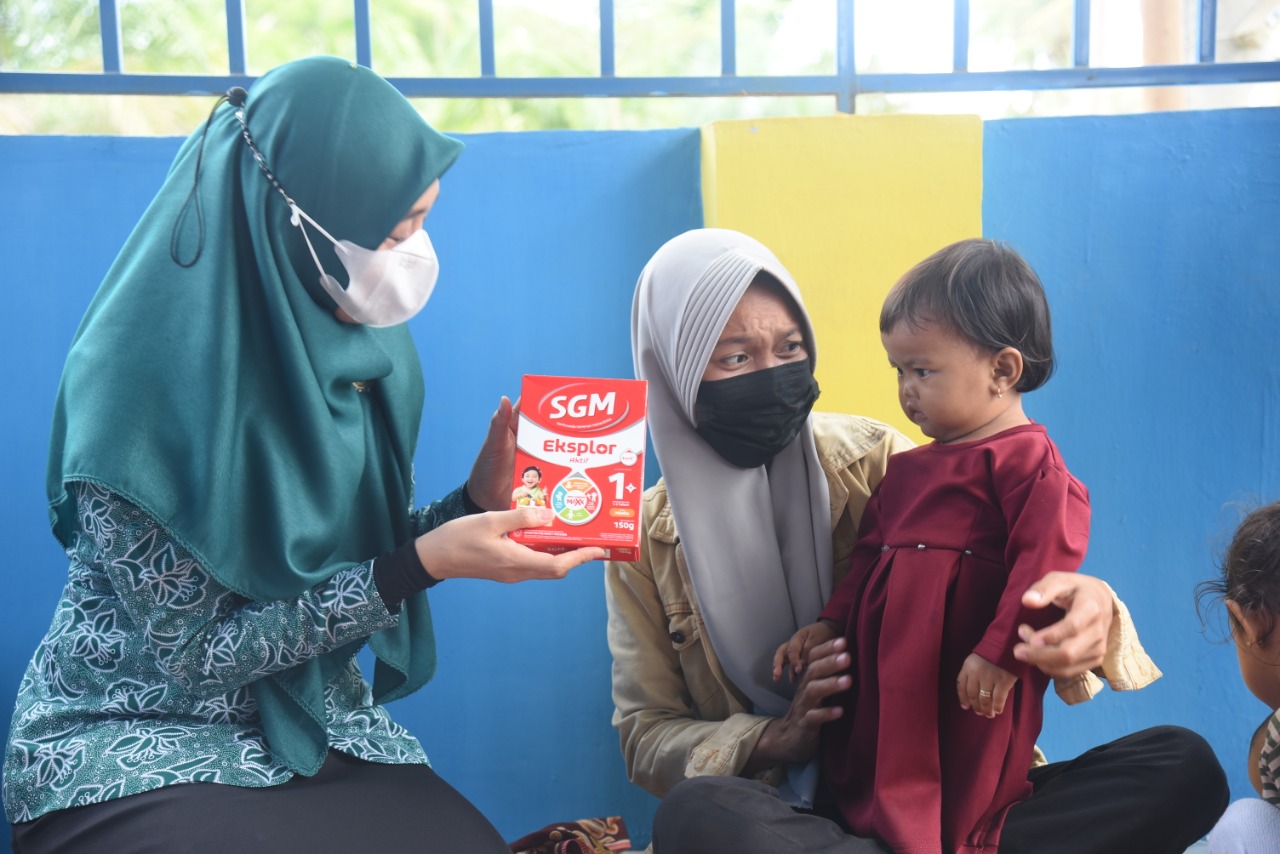 Monitoring Desa Binaan Ketua TP PKK Berikan Bantuan Susu Balita